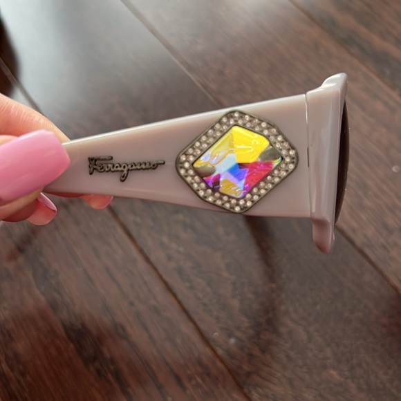 Ferragamo sunglasses - Picture 3 of 7